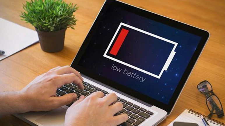 Tình trạng dung lượng pin yếu có thể làm cho bàn phím laptop bị loạn và chập chờn