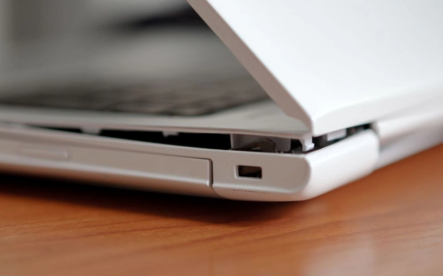 Hướng dẫn chi tiết cách sửa bàn phím laptop bị liệt 1 số nút tại nhà nhanh chóng 3 Tình trạng laptop bị va đập gây nên tình trạng laptop bị liệt 1 vài nút