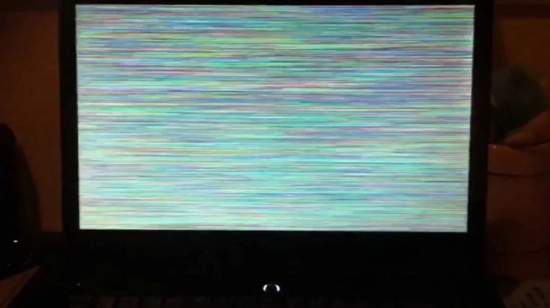 Tình trạng màn hình laptop bị sọc ngang sọc dọc nhiều màu sắc