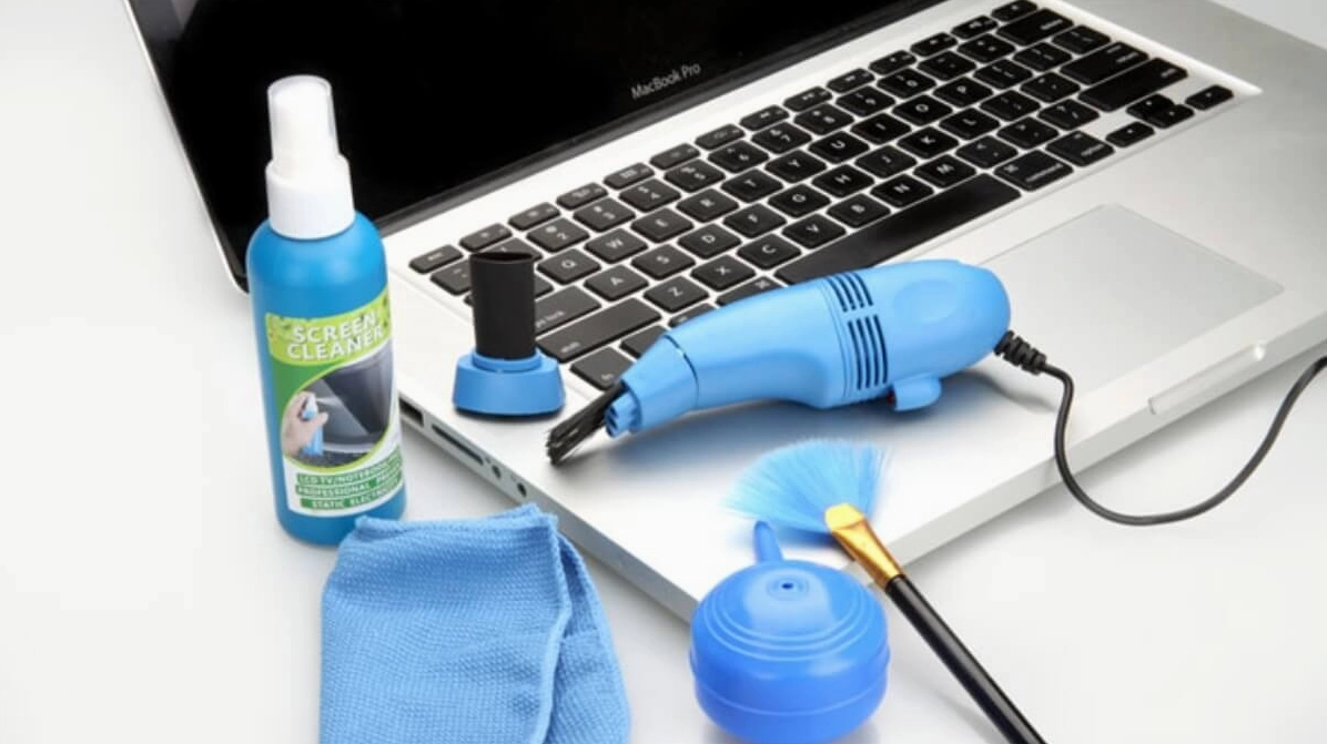 Hướng dẫn chi tiết cách lau màn hình laptop sạch bóng an toàn tại nhà 2 Trọn bộ dụng cụ vệ sinh laptop cơ bản bao gồm khăn mềm và dung dịch chuyên dụng