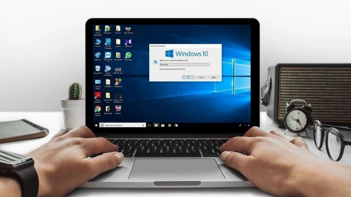 Hướng dẫn chi tiết cách mở pin laptop Dell an toàn ngay tại nhà 3 Trước khi tháo pin hãy tắt nguồn laptop hoàn toàn để đảm bảo an toàn điện