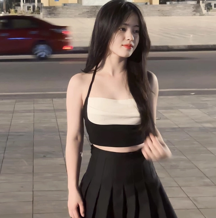 Vàng Thị Sinh diện áo dây croptop phối cùng chân váy xếp ly