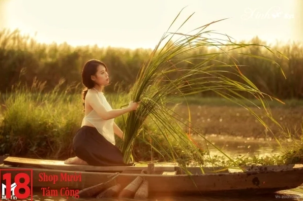 Trọn bộ 20+ ảnh gái đẹp thôn quê mộc mạc làm say đắm lòng người 15 Vẻ đẹp mong manh như sương mai của cô gái yếm đỏ