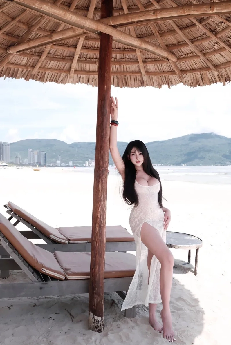 Vẻ đẹp mong manh sương khói của nàng thơ trong chiếc váy trắng tinh khôi