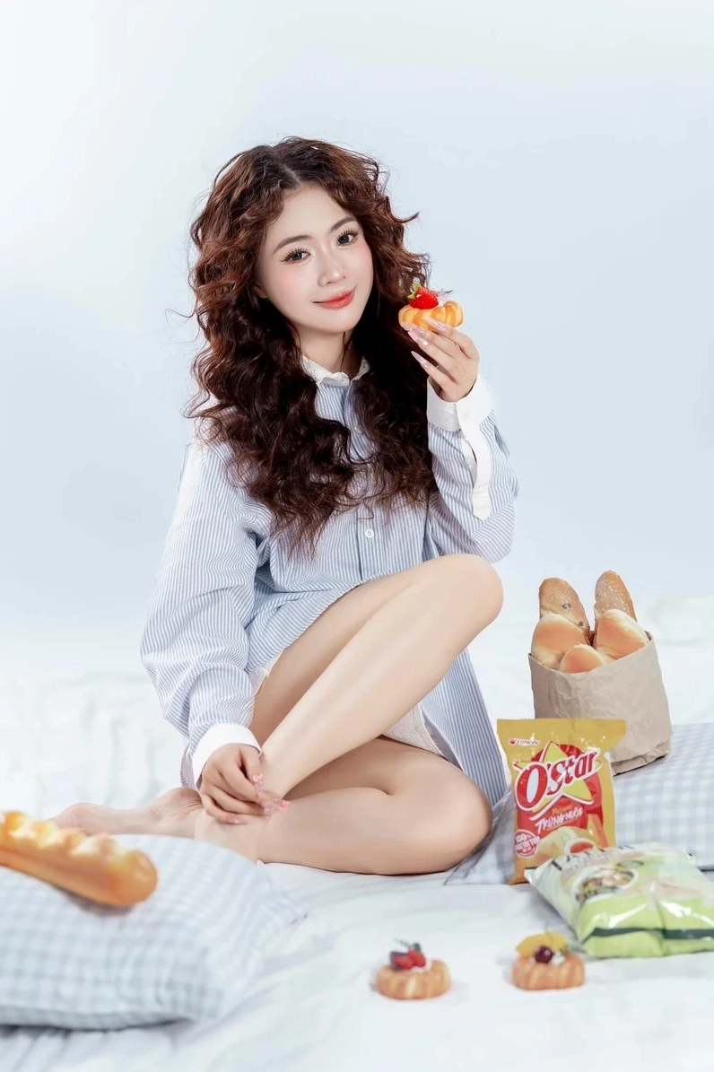 Vẻ đẹp ngọt ngào và nữ tính của cô gái 2k trong bộ váy thướt tha