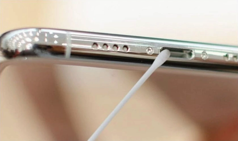 Vệ sinh cổng kết nối Lightning trên iPhone bằng tăm bông chuyên dụng