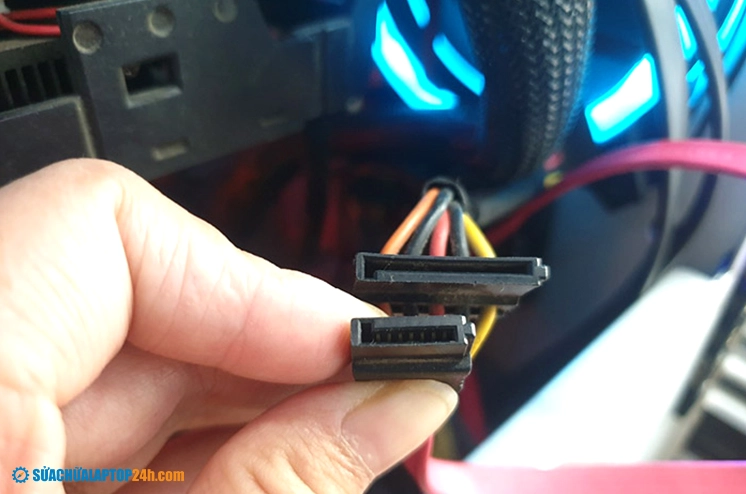 Hướng dẫn cách lắp ổ cứng laptop vào PC đơn giản và an toàn 3 Xác định dây dẫn cáp phù hợp với ổ cứng