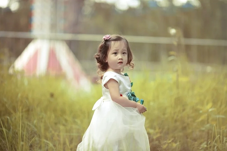 Bộ sưu tập ảnh bé gái dễ thương và những khoảnh khắc đáng yêu mê hoặc 3 Ảnh bé gái dễ thương với đôi mắt tròn sáng và nụ cười ngọt ngào, dễ gây thiện cảm