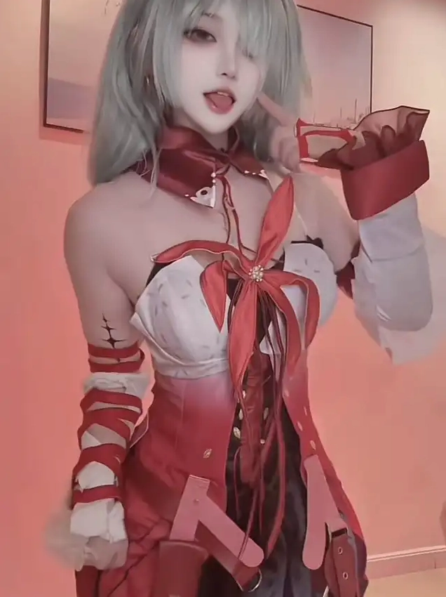 Bộ sưu tập ảnh cosplay anime độc đáo và ấn tượng nhất mọi thời đại 4 Ảnh cận cảnh cosplay anime Phrolova với biểu cảm dí dỏm và trang điểm mắt ấn tượng