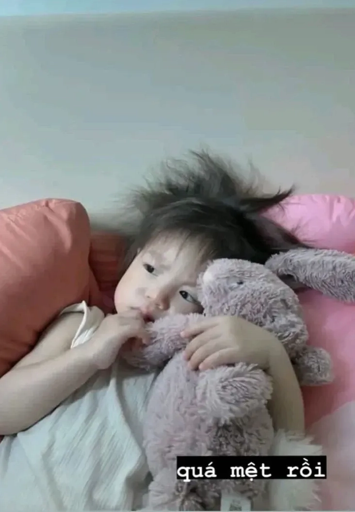 Ảnh chế bé Pam mặt vuông thể hiện sự hoài nghi