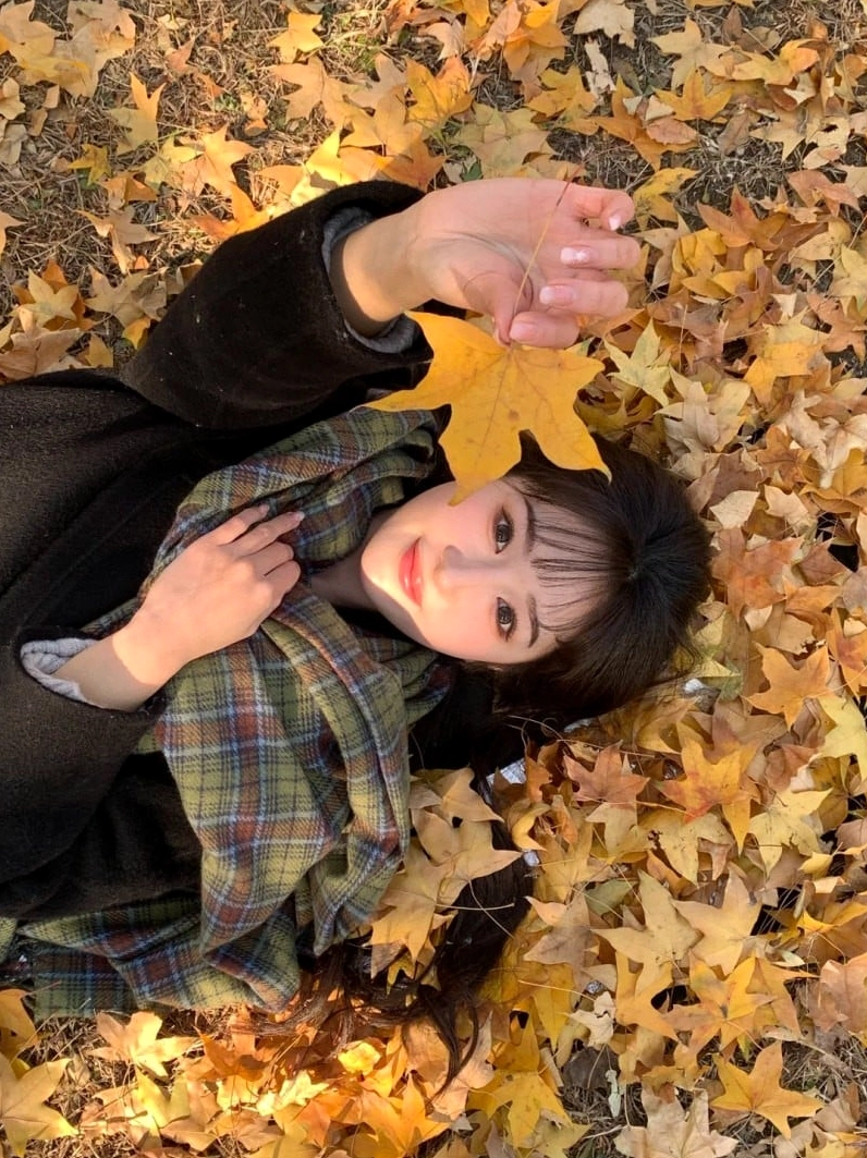 Ảnh cô gái cầm hoa đẹp, cô gái tóc dài và hoa