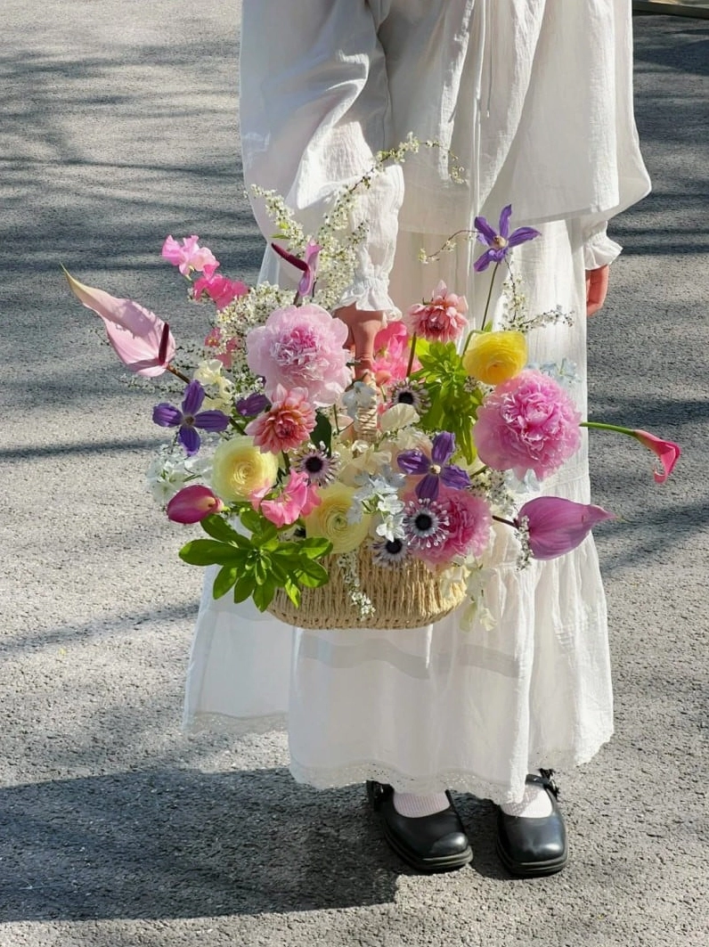 Ảnh cô gái cầm hoa đẹp, cô gái với vẻ mặt suy tư