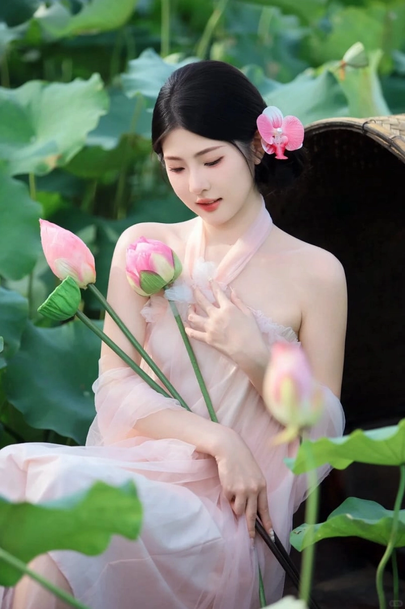 Ảnh cô gái cầm hoa đẹp lãng mạn bên sắc trắng tinh khôi