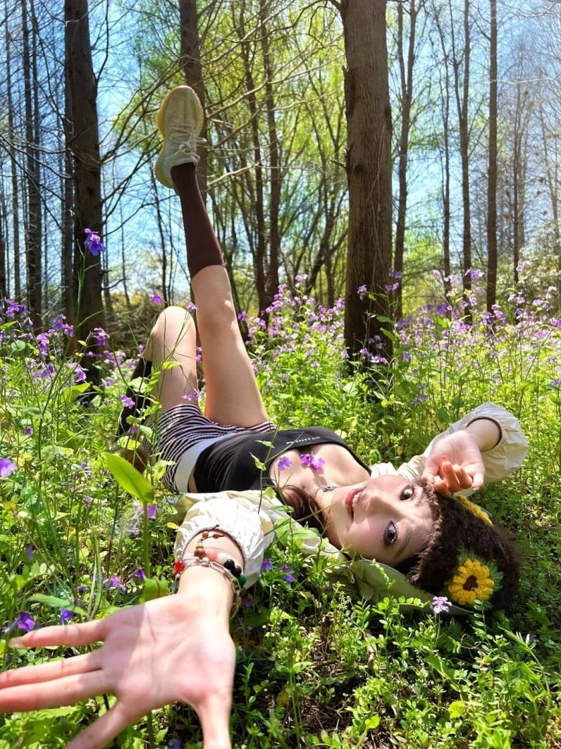 Ảnh cô gái cầm hoa đẹp trong vườn hoa thơ mộng