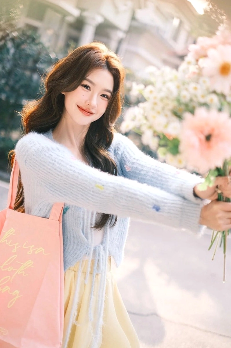 Ảnh cô gái cầm hoa đẹp với bó hoa hồng đỏ thắm