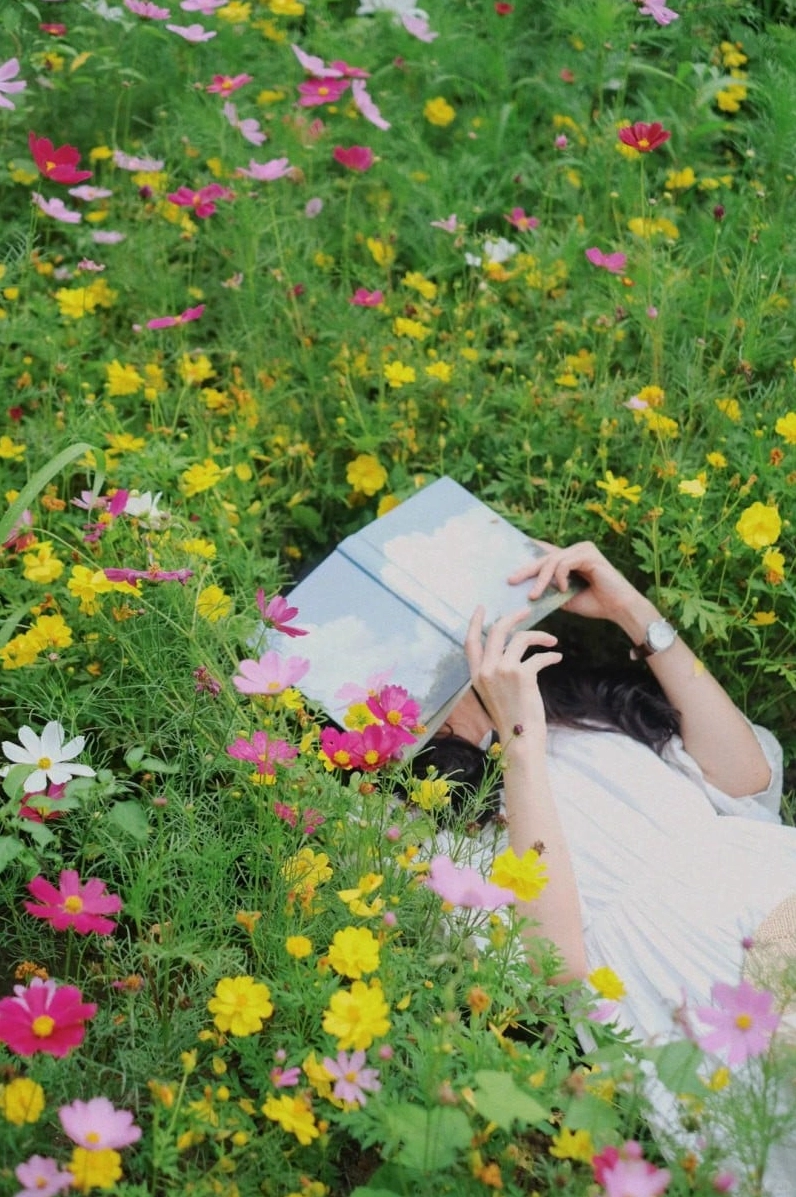 Ảnh cô gái cầm hoa đẹp với bó hoa lãng mạn