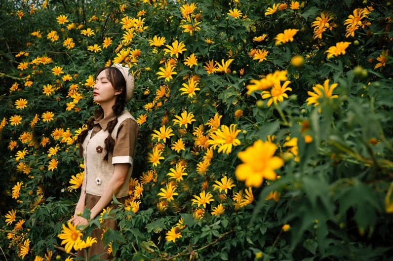 Ảnh cô gái cầm hoa đẹp với vẻ đẹp trẻ trung