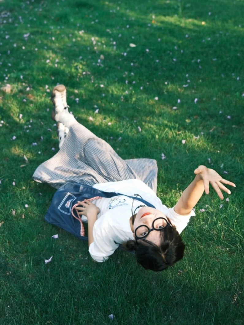 Cận cảnh bộ sưu tập ảnh cô gái đẹp dịu dàng và nét duyên Á Đông 14 ảnh cô gái đẹp dịu dàng đang đọc sách giữa không gian lãng mạn