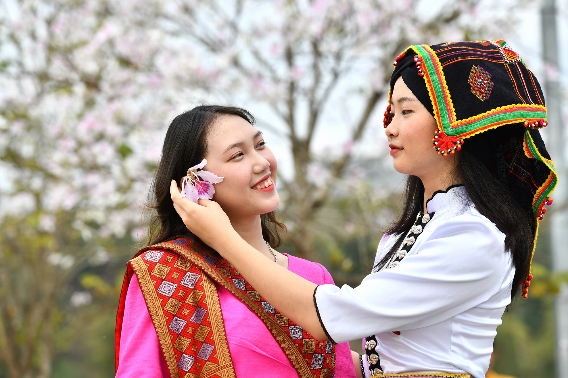 Cận cảnh bộ sưu tập ảnh cô gái đẹp dịu dàng và nét duyên Á Đông 4 ảnh cô gái đẹp dịu dàng trong trang phục truyền thống của Tây Bắc