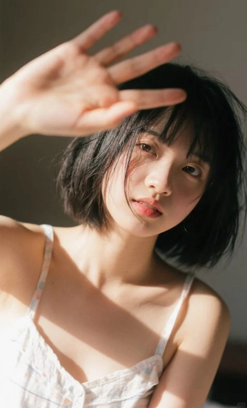 Cận cảnh bộ sưu tập ảnh cô gái đẹp dịu dàng và nét duyên Á Đông 7 ảnh cô gái đẹp dịu dàng tựa mình vào khung cửa sổ, ánh nhìn xa xăm