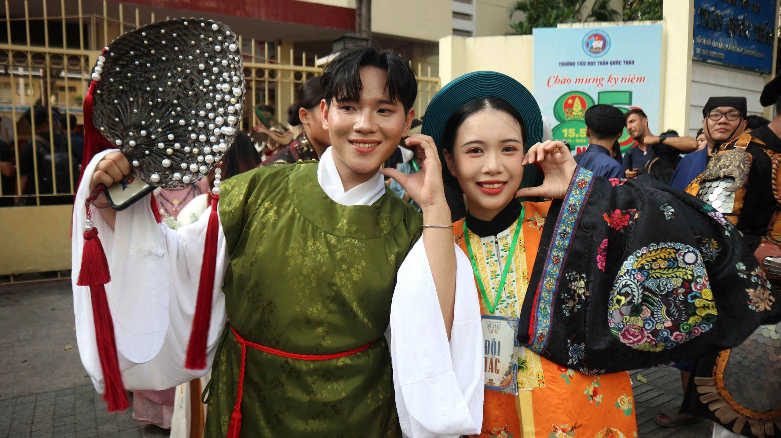 Bộ Sưu Tập Cận Cảnh Những Ảnh Cô Gái Đẹp Nhất Mọi Thời Đại 1 Ảnh cô gái đẹp rạng rỡ với nụ cười tươi tắn và trang phục hiện đại