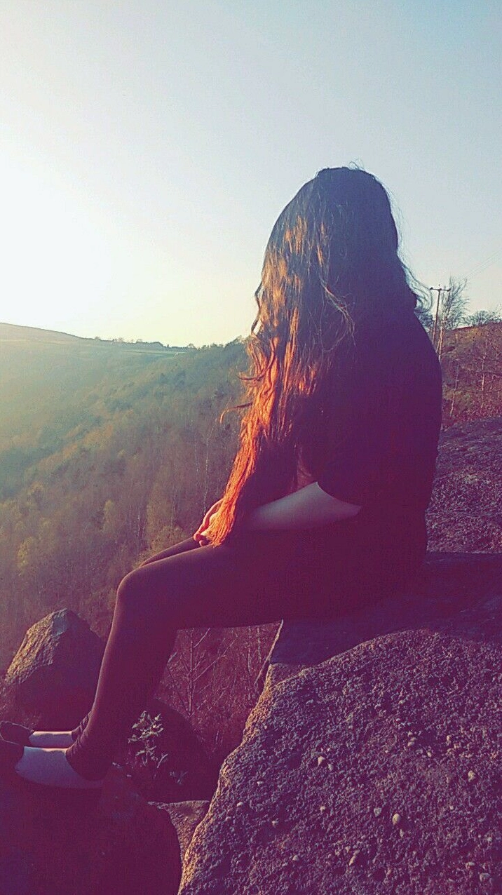 Ảnh cô gái quay lưng anime ngồi cô đơn bên cửa sổ