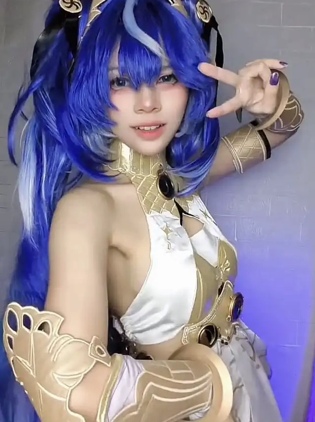Bộ sưu tập ảnh cosplay anime độc đáo và ấn tượng nhất mọi thời đại 12 Ảnh cosplay anime Iuno từ Wuthering Waves với mái tóc xanh dương và nụ cười rạng rỡ