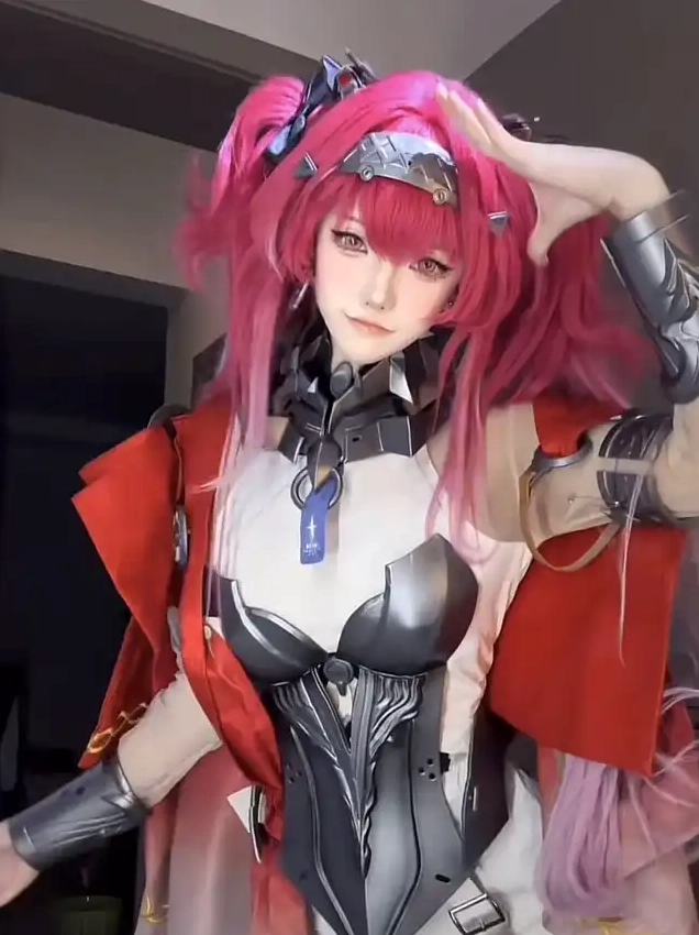 Bộ sưu tập ảnh cosplay anime độc đáo và ấn tượng nhất mọi thời đại 9 Ảnh cosplay anime Lupa với biểu cảm suy tư và chi tiết trang phục lộng lẫy