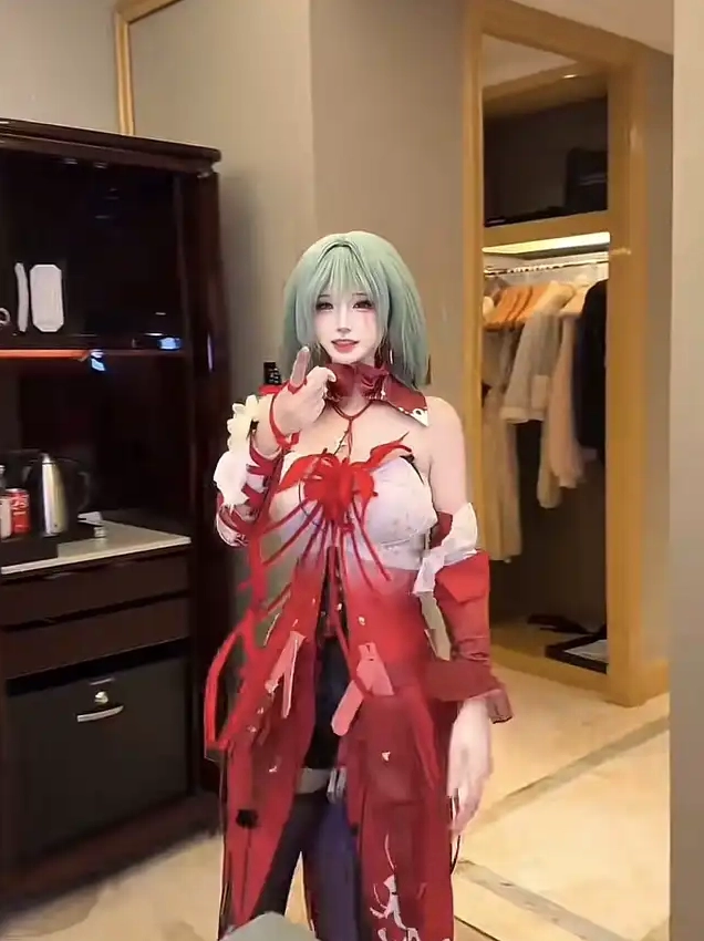 Bộ sưu tập ảnh cosplay anime độc đáo và ấn tượng nhất mọi thời đại 2 Ảnh cosplay anime Phrolova từ Wuthering Waves với trang phục đỏ trắng và tóc xanh bạc hà