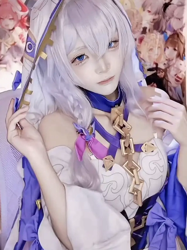 Bộ sưu tập ảnh cosplay anime độc đáo và ấn tượng nhất mọi thời đại 6 Ảnh cosplay anime Theresa từ Honkai Impact với tóc trắng tím và mắt xanh biếc