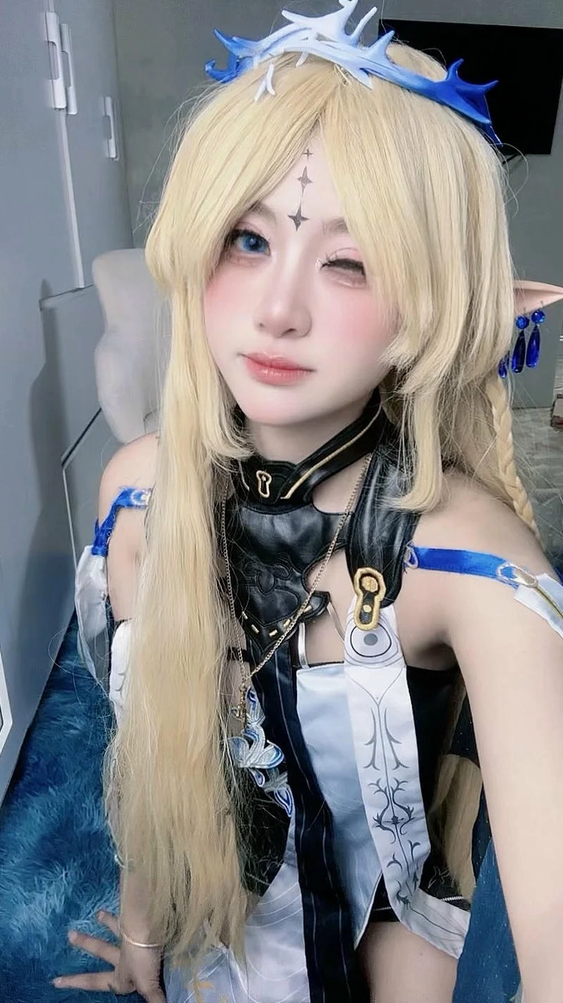 ảnh cosplay gái xinh phong cách hoàng gia