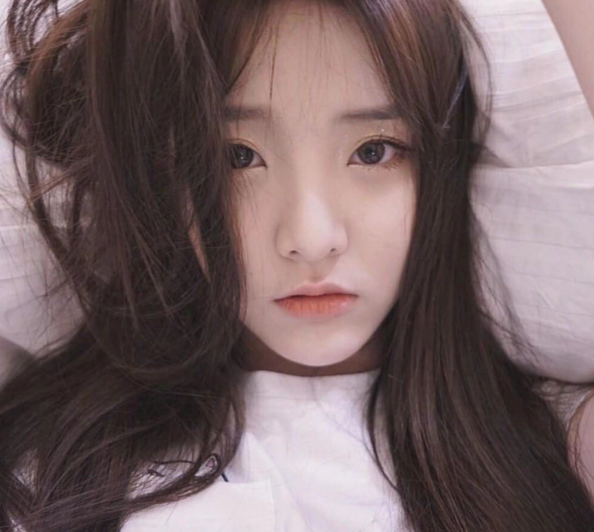 Ảnh gái dễ thương với biểu cảm nũng nịu