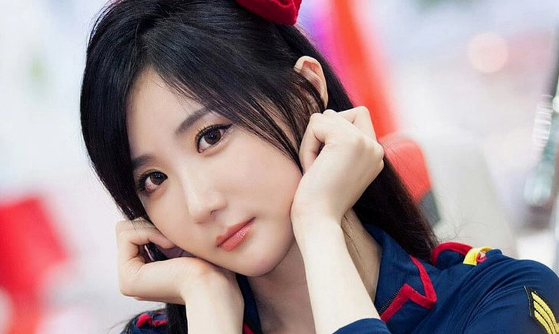 Ảnh gái hàn đẹp dịu dàng trong không gian quán cà phê ấm cúng