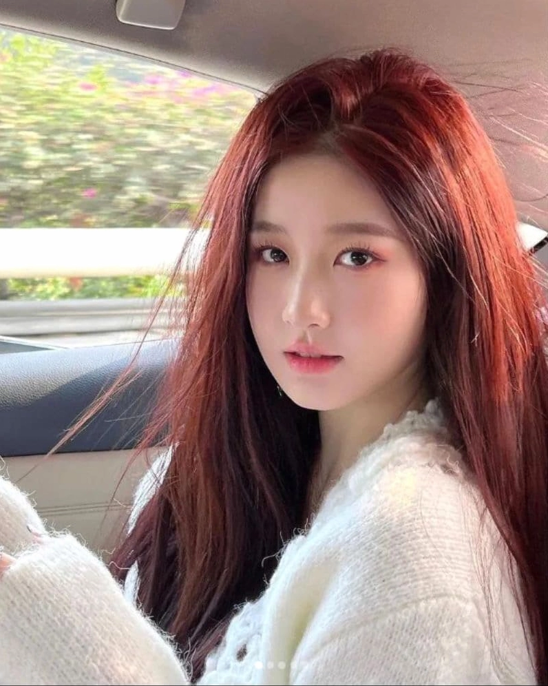 Ảnh gái hàn đẹp trong xe ô tô với vẻ đẹp thanh lịch
