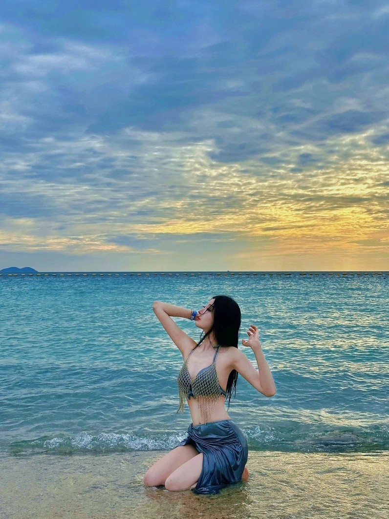 Ảnh gái trung sexy là hot girl Trung Quốc tự tin trên bãi biển