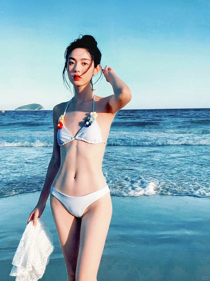 Ảnh gái trung sexy với thần thái cuốn hút trong bộ bikini tông màu nổi bật