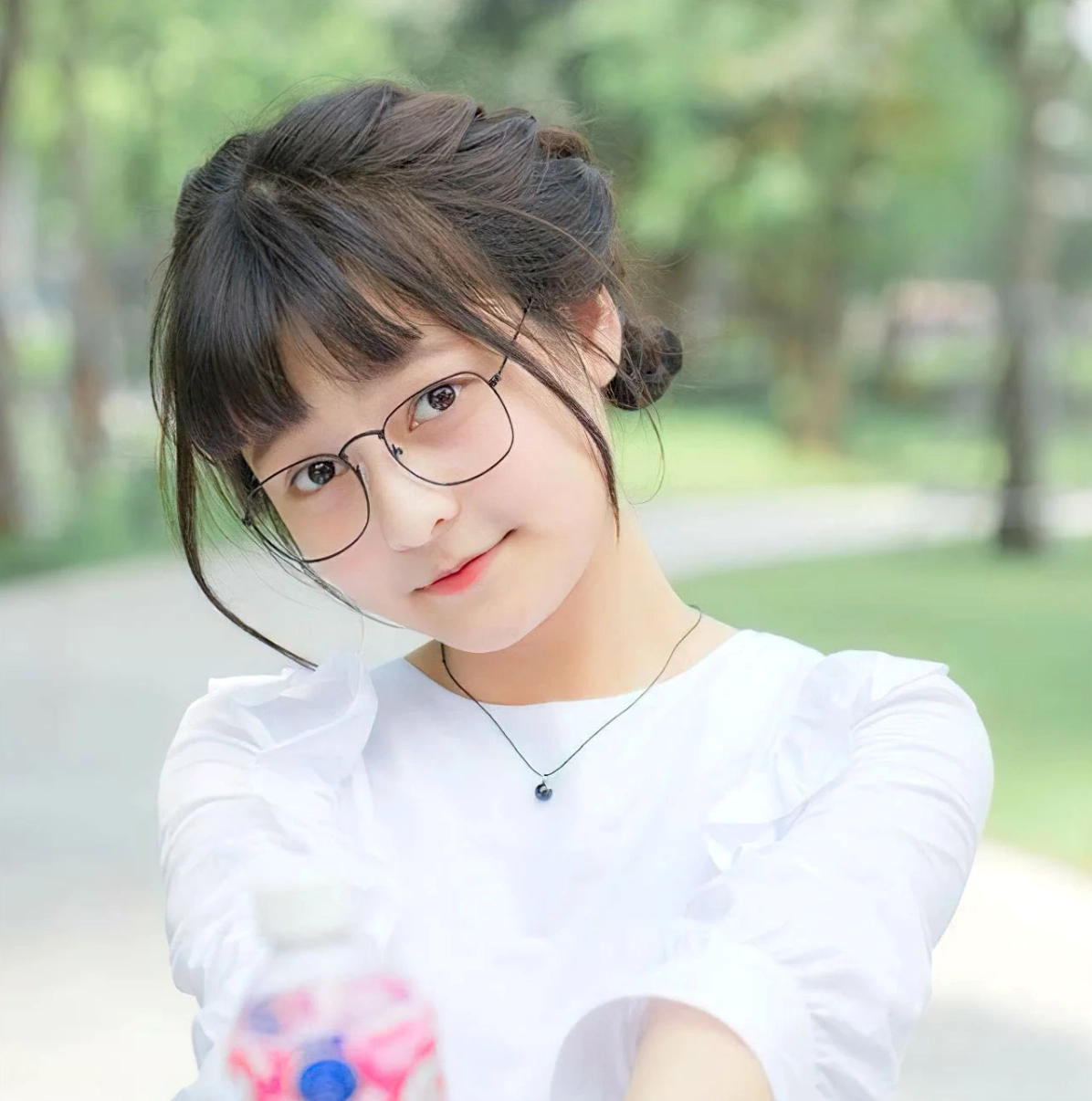 Ảnh gái xinh 2k9 che mặt bí ẩn nhưng vẫn toát lên sự quyến rũ