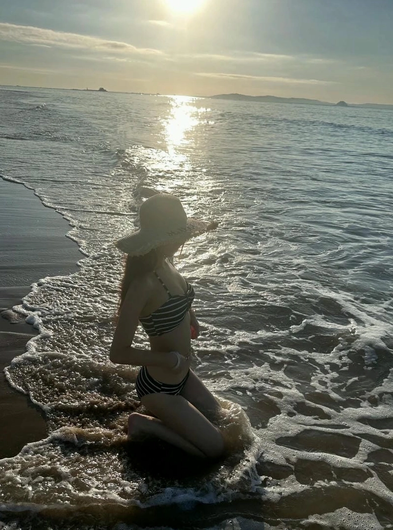 Ảnh gái xinh bãi biển che mặt bí ẩn, khoe dáng nuột nà bên bờ biển