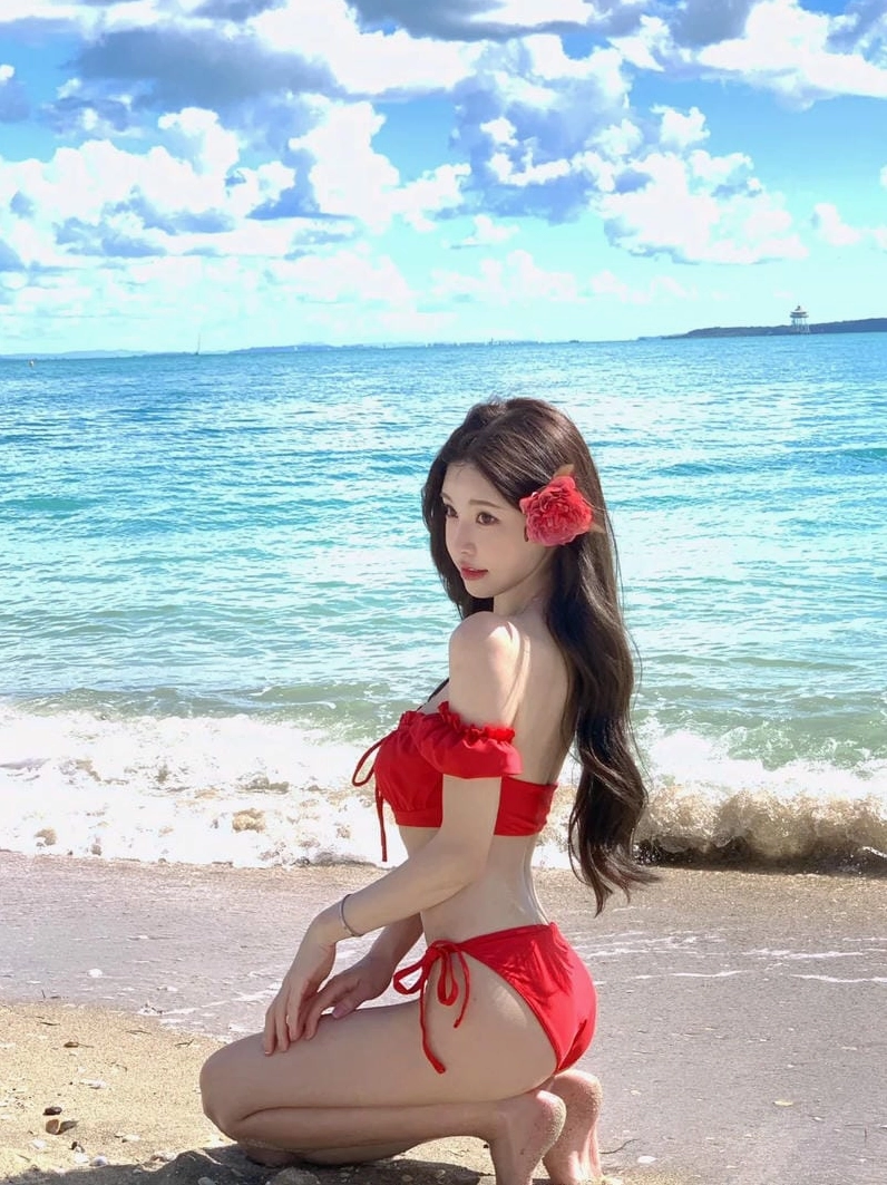 Ảnh gái xinh bãi biển diện bikini đỏ rực rỡ, tạo dáng quyến rũ trên cát