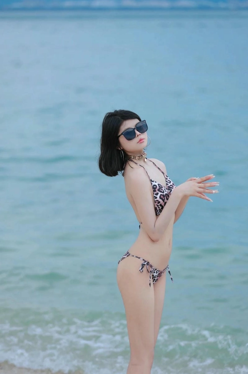 Ảnh gái xinh bãi biển đứng trên đá, ngắm nhìn khung cảnh biển bao la