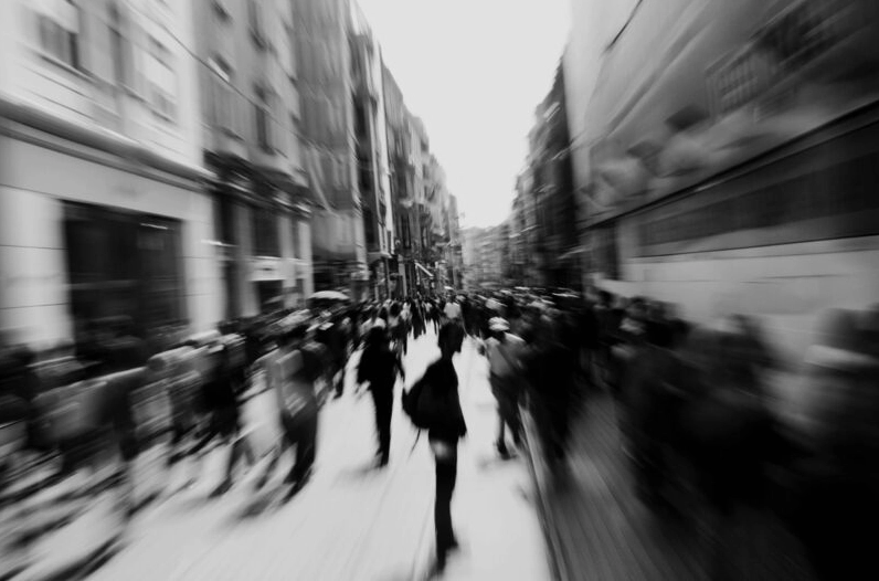 Ảnh gái xinh buồn đen trắng với cảm xúc trầm mặc