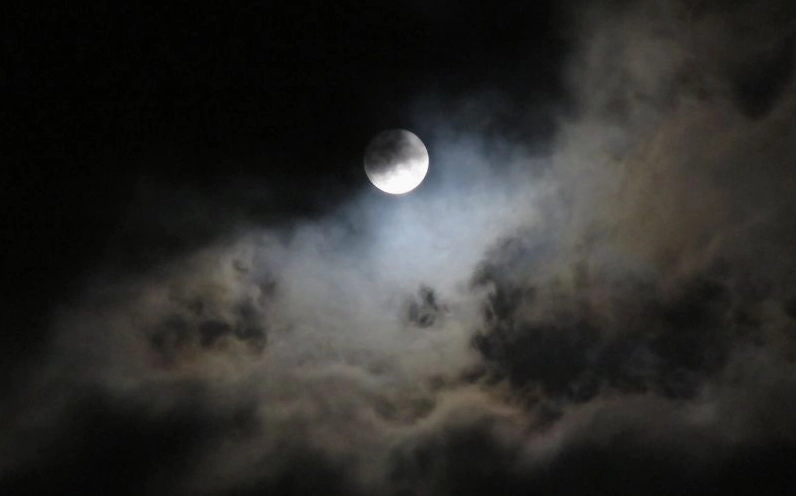 Ảnh gái xinh buồn dưới ánh trăng và mây che phủ