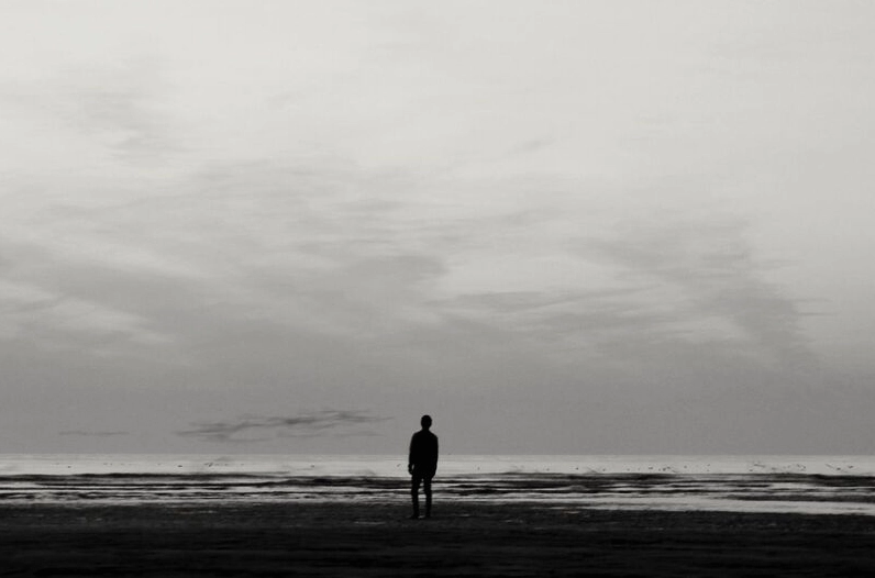 Ảnh gái xinh buồn với khoảnh khắc suy tư trong cô đơn