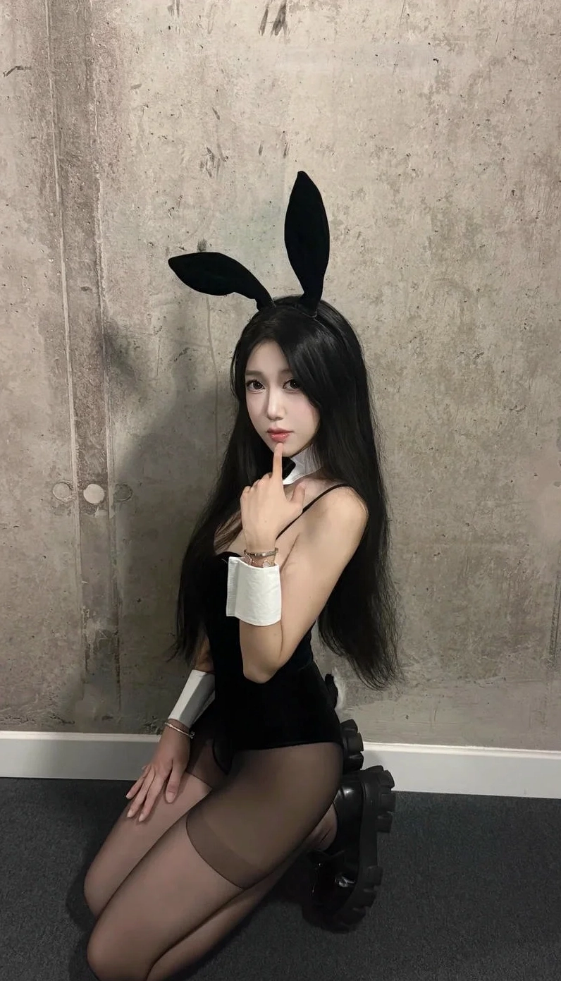 Ảnh gái xinh cosplay sexy với thần thái cuốn hút