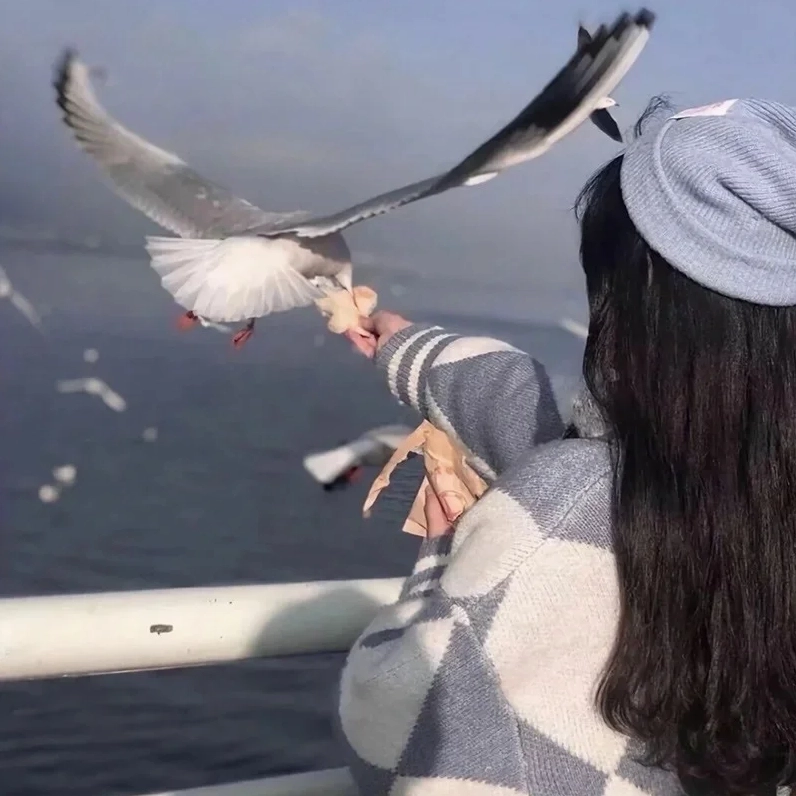 Ảnh gái xinh cute dễ thương che mặt đầy bí ẩn