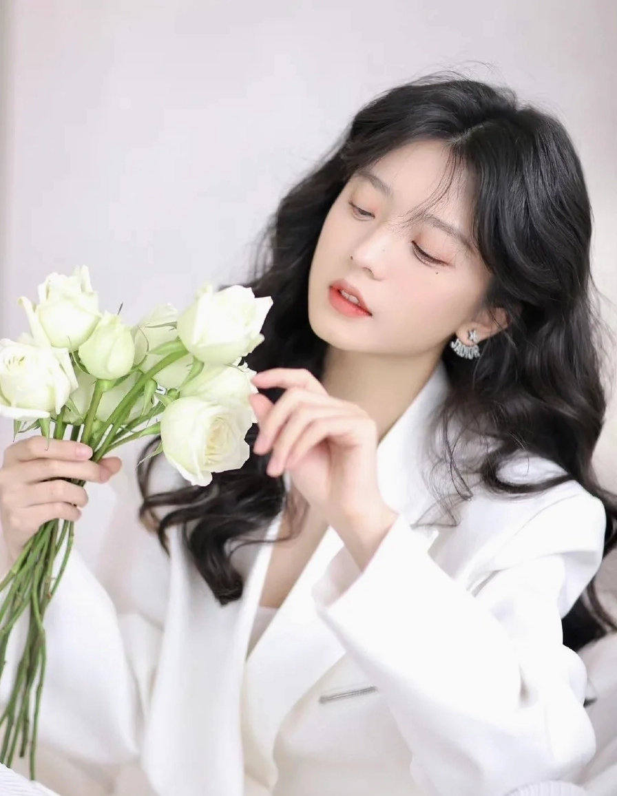 Ảnh gái xinh dễ thương tóc ngắn đeo kính rạng rỡ