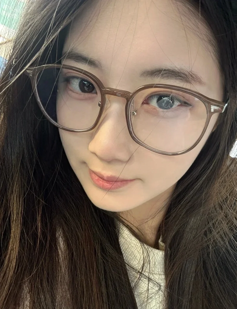 Ảnh gái xinh đeo kính toát lên vẻ đẹp trong trẻo và duyên dáng