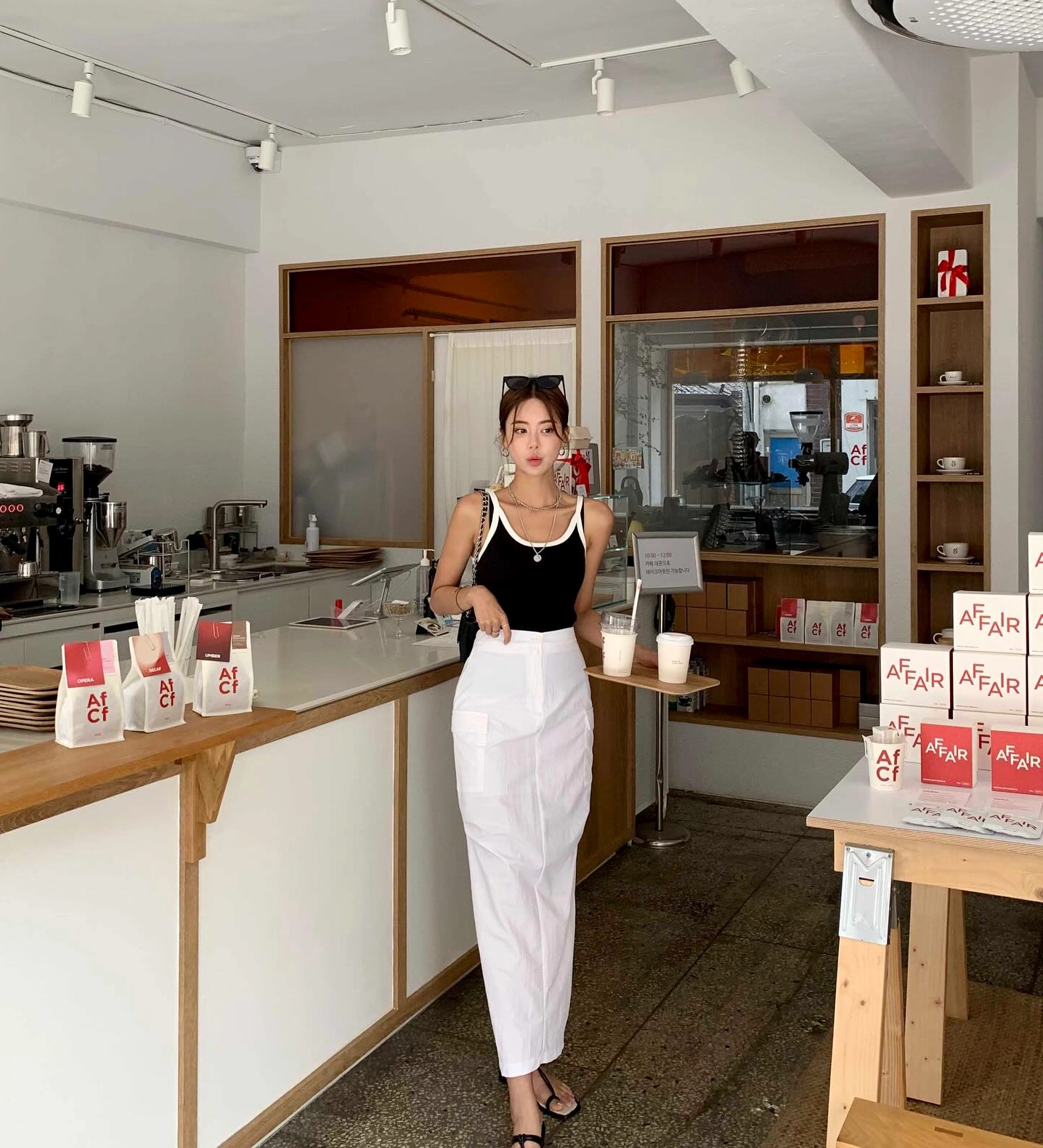 Bộ sưu tập ảnh gái xinh mặc áo hai dây khoe nét quyến rũ hút hồn 15 Ảnh gái xinh mặc áo hai dây crop top kẻ sọc tươi trẻ