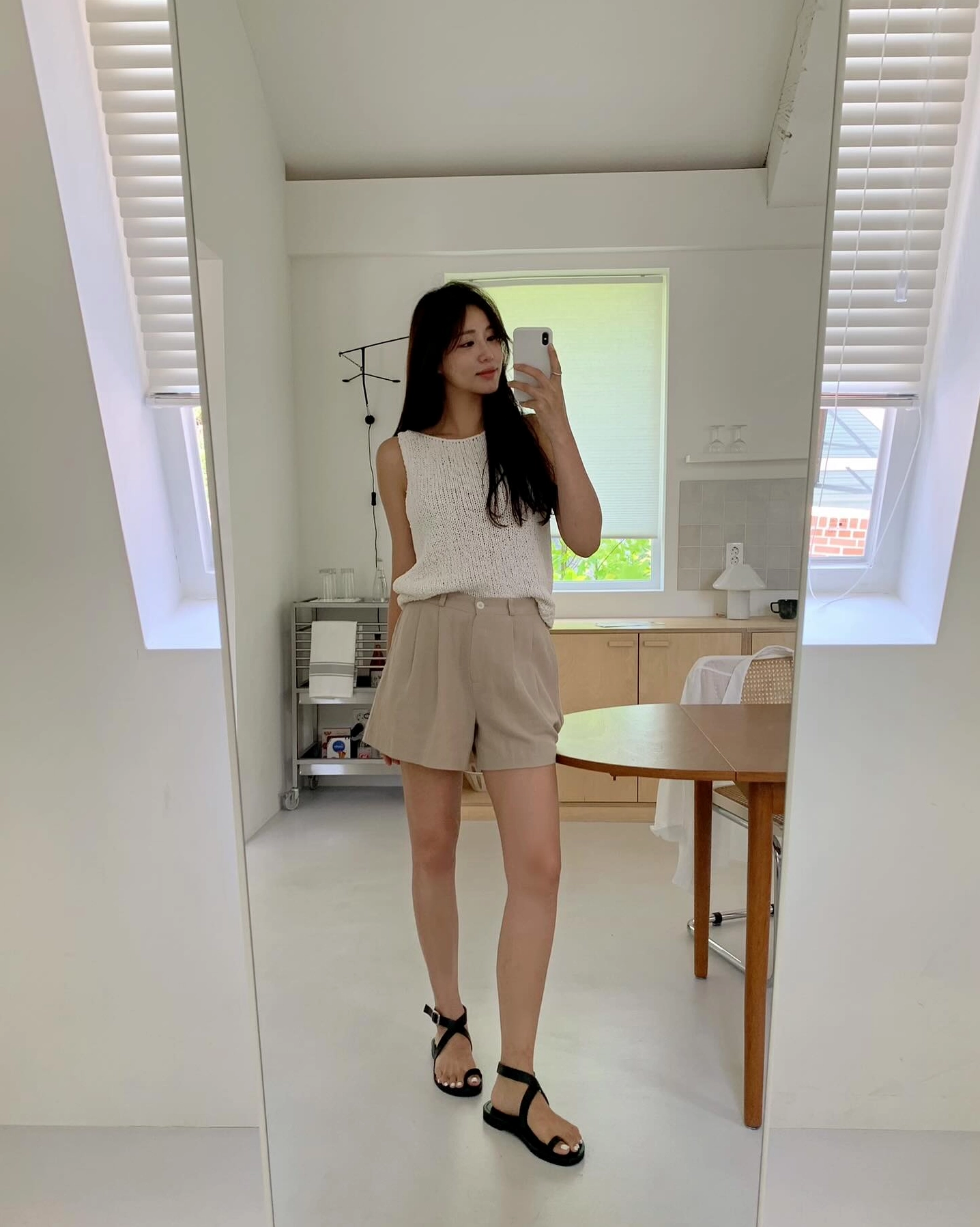 Bộ sưu tập ảnh gái xinh mặc áo hai dây khoe nét quyến rũ hút hồn 16 Ảnh gái xinh mặc áo hai dây đen phối quần jeans cá tính