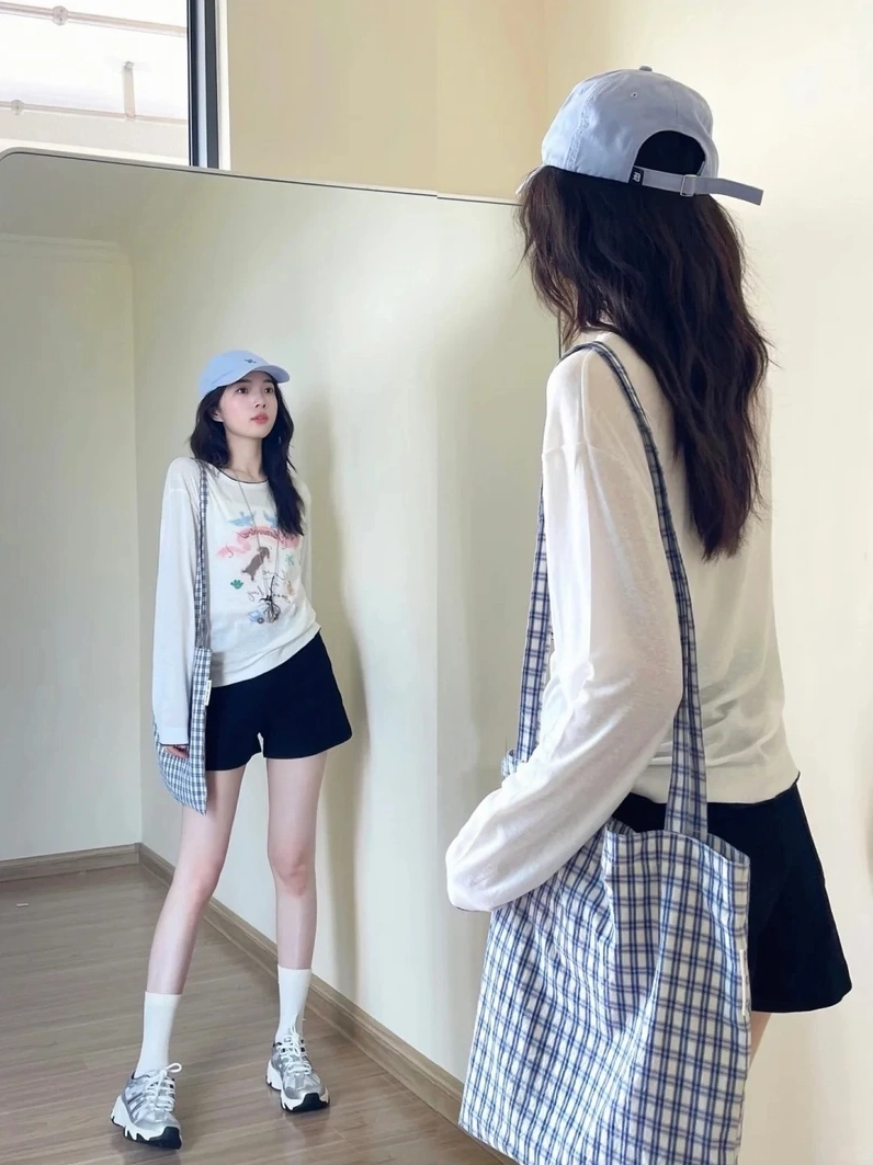 Ảnh gái xinh mặc quần ngắn đang chụp ảnh lưu giữ khoảnh khắc đáng yêu